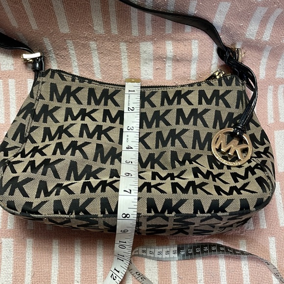 MK bag black/tan smaller CUTE ☺️ - Picture 9 of 9